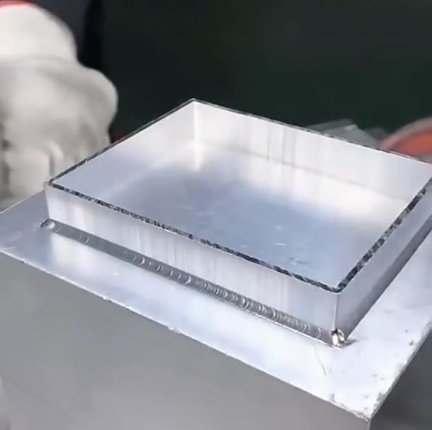 手持式激光麻豆视频网站入口焊接铝件操作演示